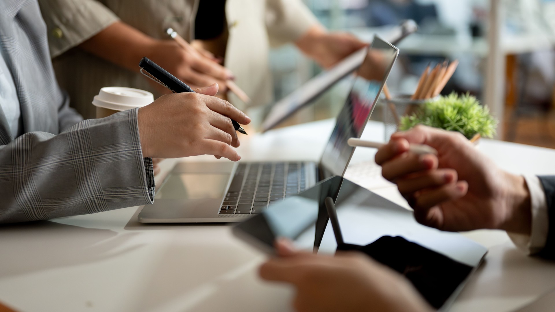 Cropped shot of businesspeople are brainstorming and planning a project together in the meeting.